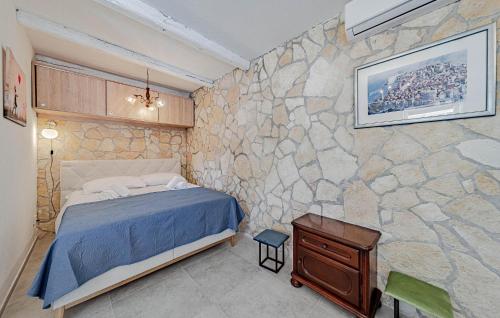 Gorgeous Home In Stonにあるベッド