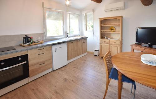 une cuisine avec une table en bois et une salle à manger dans l'établissement 1 Bedroom Gorgeous Home In Caromb, à Caromb