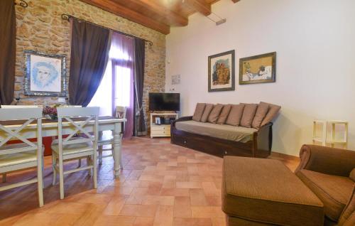 una sala de estar con un sofá y una mesa en Nice Home In Partinico With Wifi, en Partinico