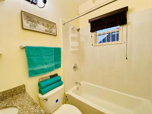 Ένα μπάνιο στο Jhadano 3br Pool & Gym Free Shuttle Washer, Dryer