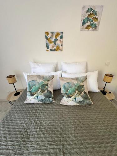 une chambre avec un lit avec deux oreillers dessus dans l'établissement Perla Di Macchia, à Bonifacio