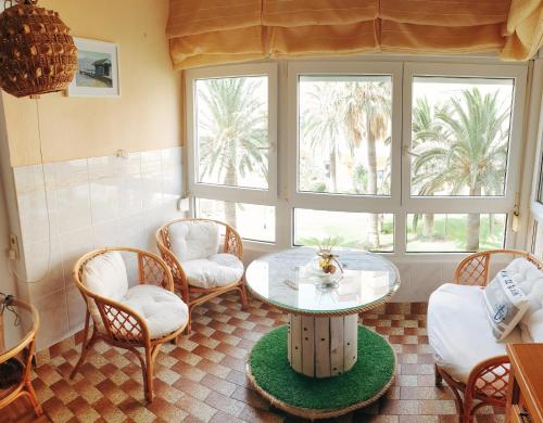 ein Raum mit einem Tisch und Stühlen und einem Fenster in der Unterkunft Acogedor estudio Algarrobo-Costa in Algarrobo-Costa