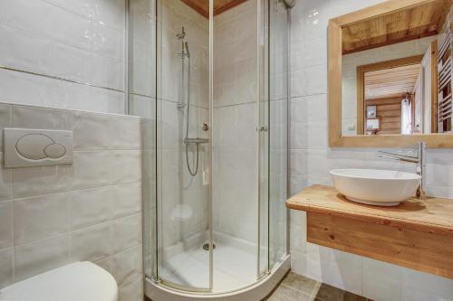 une salle de bain avec douche et lavabo dans l'établissement Chalet Chez Nous, à Morzine