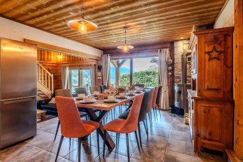 une salle à manger avec une longue table et des chaises dans l'établissement Chalet Chez Nous, à Morzine