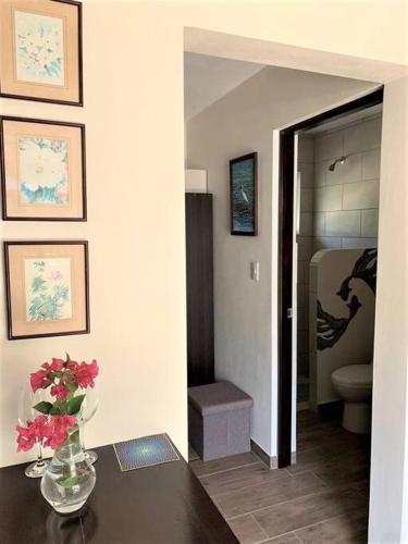 Μια τηλεόραση ή/και κέντρο ψυχαγωγίας στο Cute studio-apartment near the beach