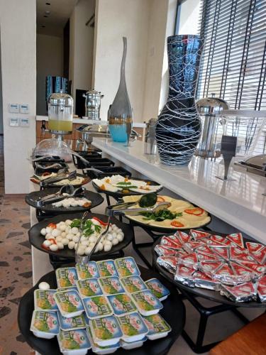 ErdemliにあるNow Boutique Hotelのテーブルの上にたくさんの料理が並んだビュッフェ