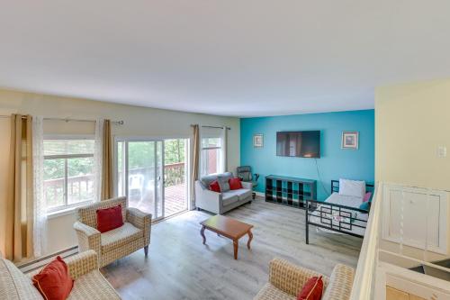 Фотография из галереи Lake George Townhome with Deck 2 Mi to The Outlets! в Лейк-Джордже