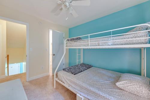 Ένα ή περισσότερα κρεβάτια σε δωμάτιο στο Lake George Getaway 3 Mi to Six Flags Great Escape