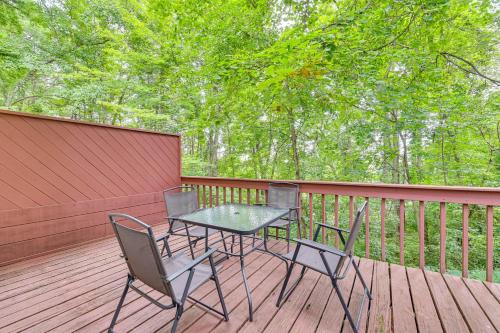 Μπαλκόνι ή βεράντα στο Lake George Getaway 3 Mi to Six Flags Great Escape