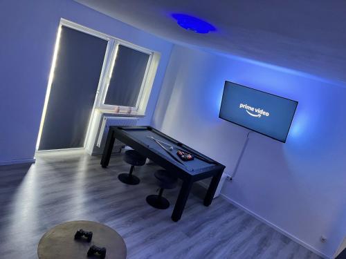 a room with a ping pong table and a television at Pine Retreat - near Rußweiher in Eschenbach in der Oberpfalz