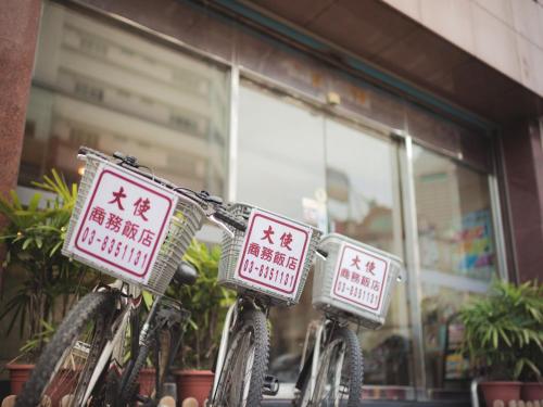 a group of bikes parked in front of a store at Da Shih Hotel in Hualien City