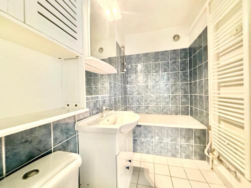 une salle de bain avec un lavabo et des toilettes dans l'établissement Le Baudin avec vue sur Limoges, à Limoges