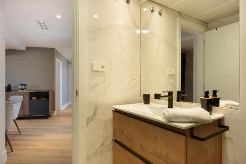 a bathroom with a sink and a mirror at Calle Larga 48 golf incluido in Jerez de la Frontera
