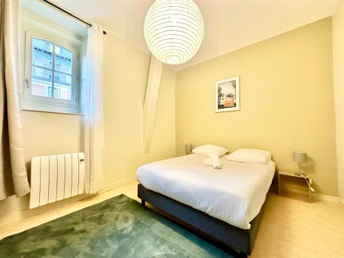 une petite chambre avec un lit et une fenêtre dans l'établissement Le Général, optimal et central, à Limoges