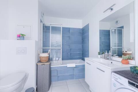 une salle de bain avec toilettes, baignoire et lavabo dans l'établissement Appartement neuf cozy, à Bezons