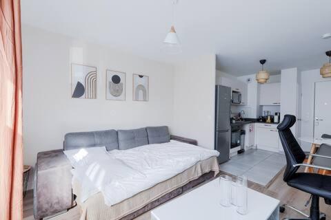 une chambre avec un lit et une table et une cuisine dans l'établissement Appartement neuf cozy, à Bezons