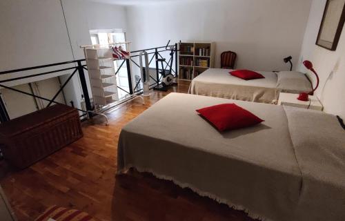 une chambre avec deux lits dans une pièce dans l'établissement Affreschi con vista Ducale, à Gênes