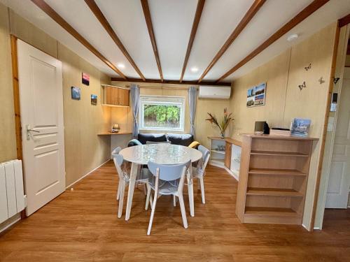 a kitchen and dining room with a table and chairs at Montesquiou-Chalet-5 personnes in Montesquiou