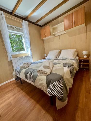 une chambre avec un grand lit dans une pièce dans l'établissement Montesquiou-Chalet-5 personnes, à Montesquiou