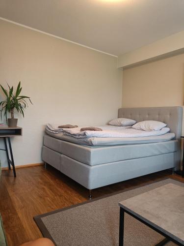 a bedroom with a bed in the corner of a room at Lägenhet på markplan in Mariehamn