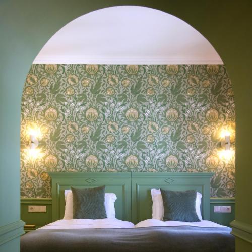 a bedroom with a bed with a floral wallpaper at York House Lisboa Hotel in Lisbon