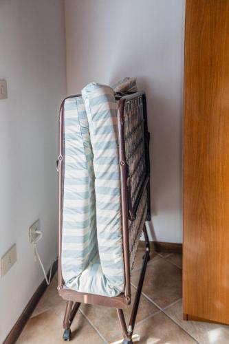 a folding chair sitting in a corner of a room at La Casa del Sole e della Luna in Càbras