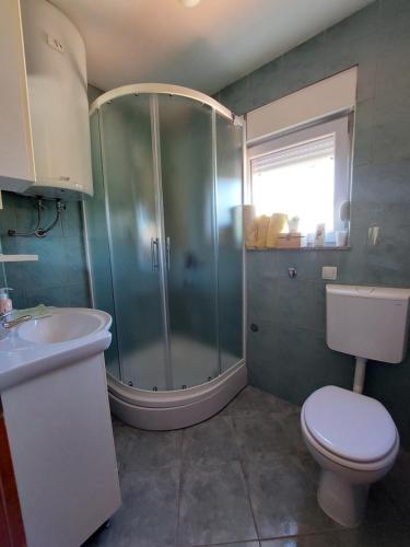 a bathroom with a shower and a toilet and a sink at Tina in Kolan