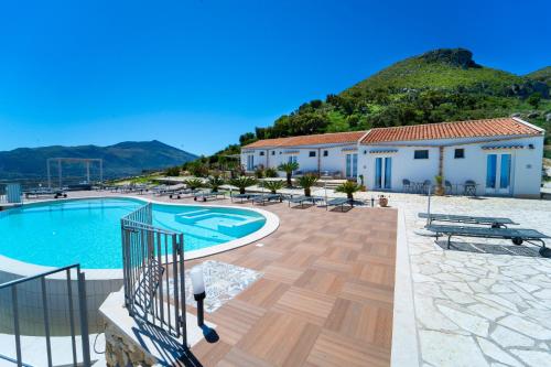 斯克佩罗Hotel Antica Cascina Del Golfo的一个带游泳池和山脉的度假胜地