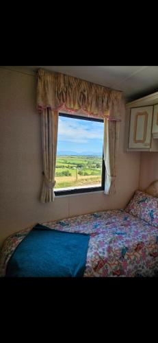 Postel nebo postele na pokoji v ubytování Gwel y mynydd Caravan