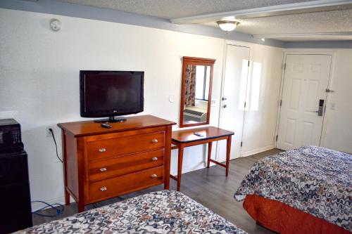 Katil atau katil-katil dalam bilik di Rodeway Inn Auburn Hills - Detroit