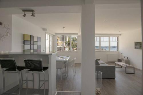 une cuisine et un salon avec une table et des chaises dans l'établissement Le Clair de Lune, à Dinard