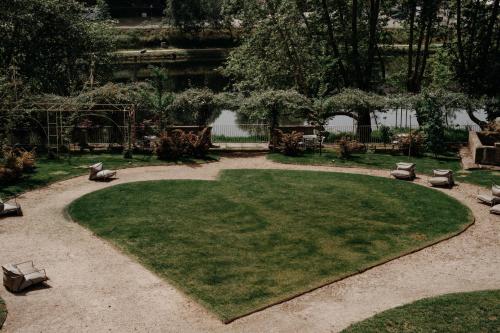 a park with a circle of grass and benches at Casa das Lérias in Amarante