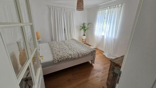 En eller flere senge i et værelse på Luxus Bungalow mit Pool im Chiemgau