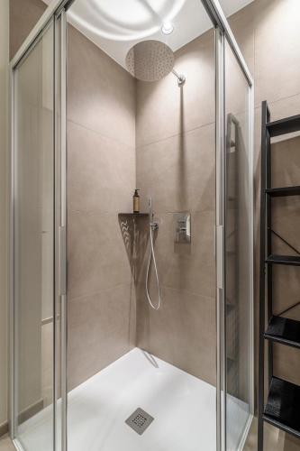 a shower with a glass door in a bathroom at Sole Boutique Hotel in Vipiteno