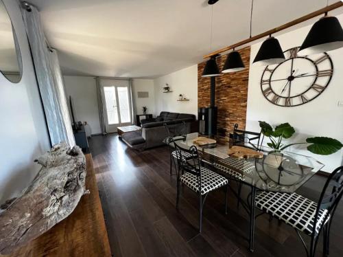 Χώρος καθιστικού στο Maison, chaleur, chaleureuse au calme et spa