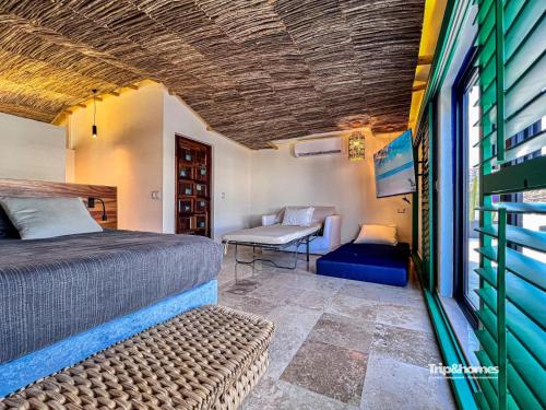 Un lugar para sentarse en Casa Serendity Beautiful 4Br 4Ba home one block from Malecon