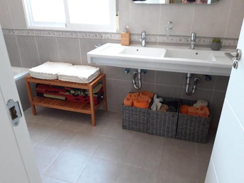 un bagno con lavandino e mensola sotto di Villa Ariadna a Murcia