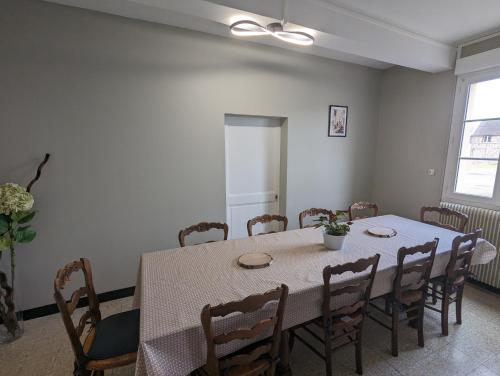 une salle à manger avec une table et des chaises dans l'établissement Chez Marguerite, à Auchy-la-Montagne