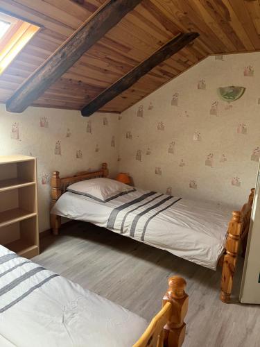- une chambre mansardée avec 2 lits jumeaux dans l'établissement L'Écrin Champêtre, gîte à la campagne, à Saint-Affrique