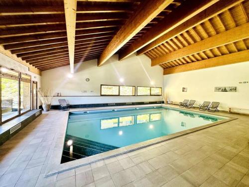 - une grande piscine dans une grande maison dans l'établissement Les 3 Vallées, Appartement Montagnard avec Spa et Piscine, à Orelle