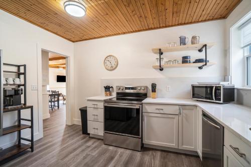 Η κουζίνα ή μικρή κουζίνα στο Center Suite B