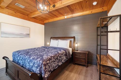 Ένα ή περισσότερα κρεβάτια σε δωμάτιο στο Center Suite B