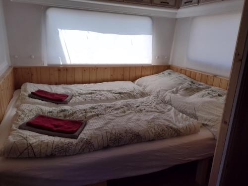 two beds in a small room with a window at Nad rybníkem Hnačov - rodinný rekreační areál in Hnačov