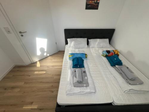 a bed with skis on it in a room at FeWo Foorden Wohnglück 1 in Hesel