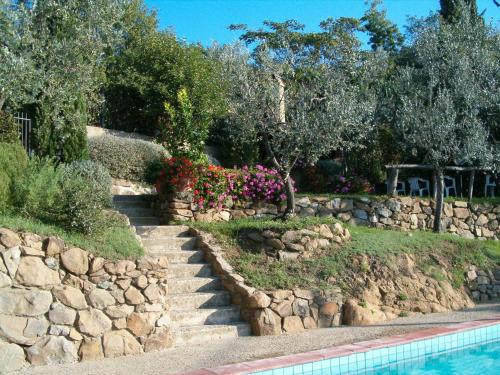 eine steinerne Wand und eine Treppe neben einem Pool in der Unterkunft Casa Vacanze La Baghera in Lamporecchio