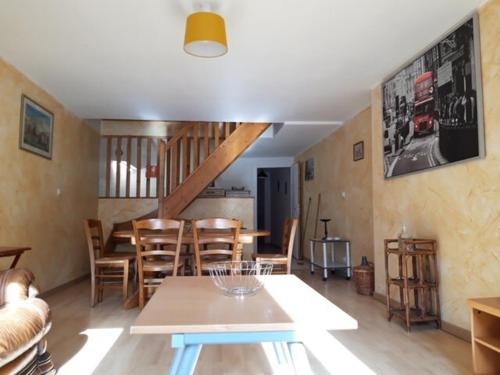 une salle à manger avec une table et des chaises dans l'établissement T4 Duplex Hypercentre Pont De Vaux, à Pont-de-Vaux