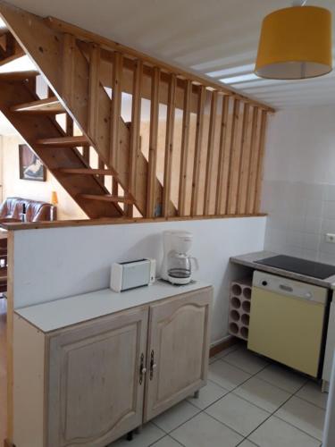 - une cuisine avec un escalier en bois dans une chambre dans l'établissement T4 Duplex Hypercentre Pont De Vaux, à Pont-de-Vaux