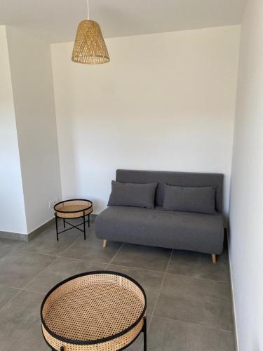 un salon avec un canapé et deux tables dans l'établissement Black And White Swallow Fuiss, à Fuissé