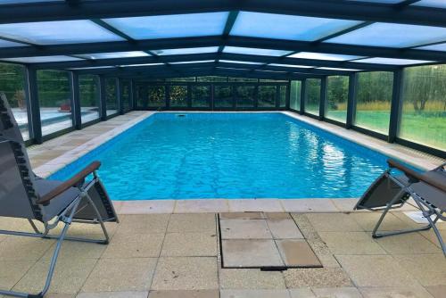 - une piscine avec toit rétractable dans l'établissement Domaine De Dadelsen - Beautiful Country Estate, à Loisy