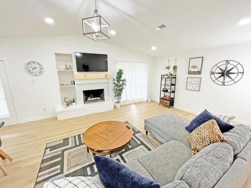 un soggiorno con un divano e un tavolo di Charming House Central Dallas a Dallas